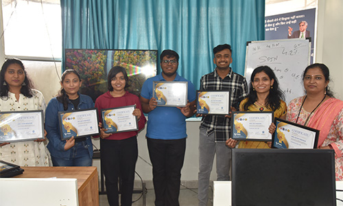 Expert digital marketing trainer teaching students in Pune