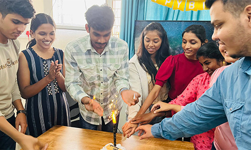 Digital marketing course students and teachers group photo